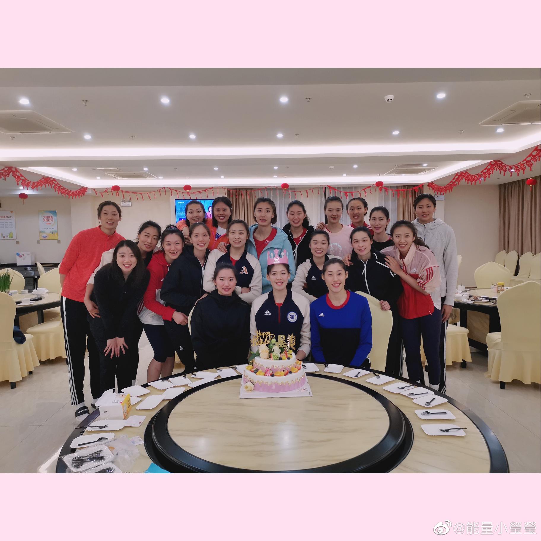 她和朱婷同时进入国青!中国女排最新20人合影,美女郑益昕入围