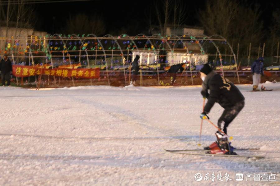 2021年12月24日,雪后的泰安徂徕山滑雪场夜晚狂欢不断