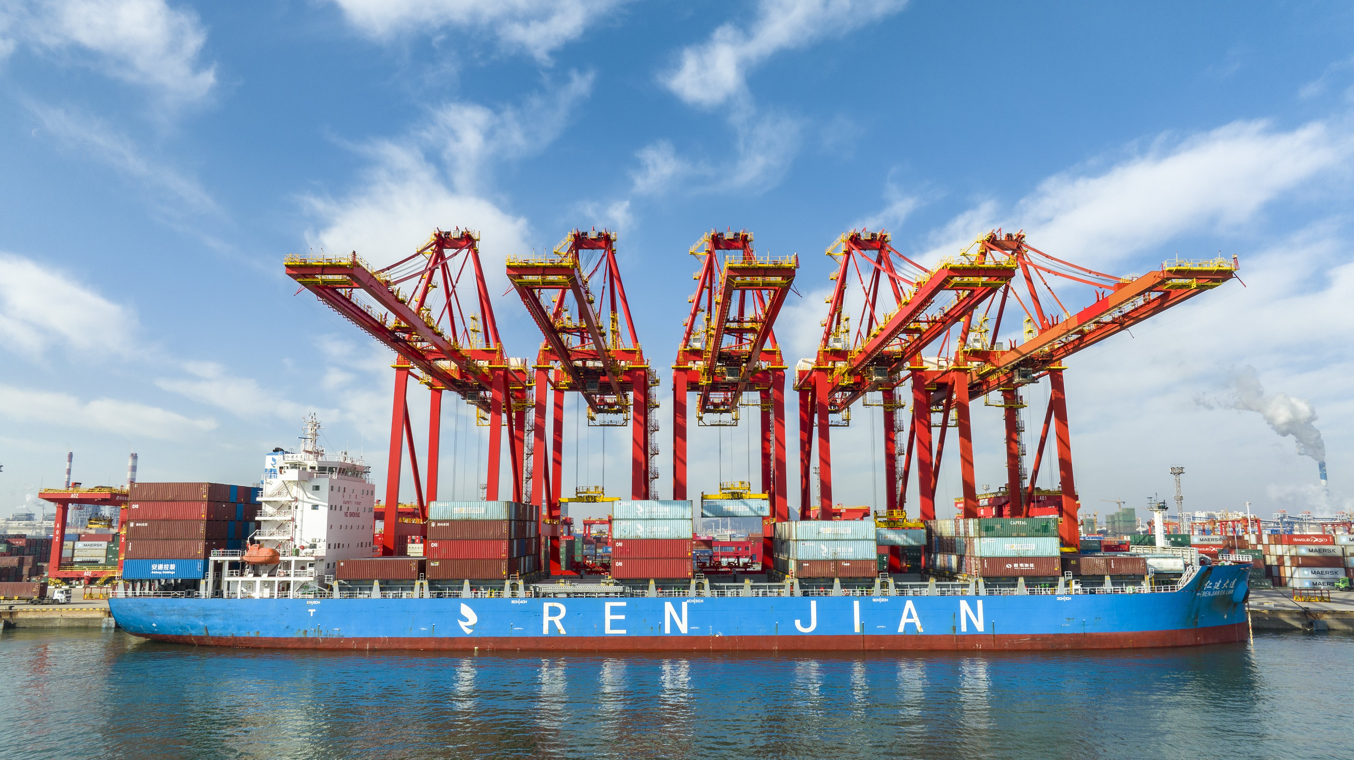 冲刺元月"开门红" 外贸枢纽货运忙