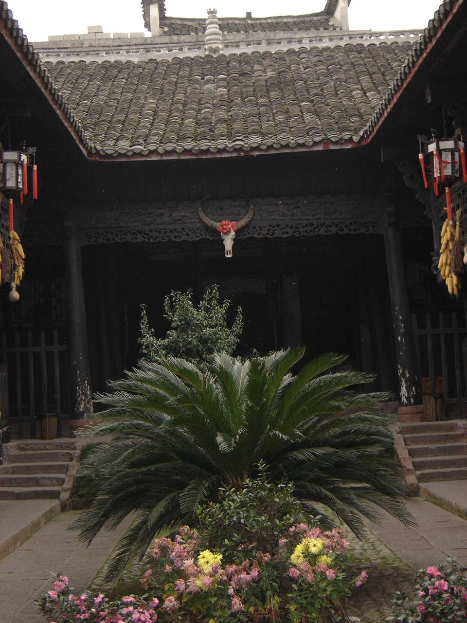又听导游说起:"杨家祠堂是凤凰城内保护最好的祠堂,也是建造年代较早