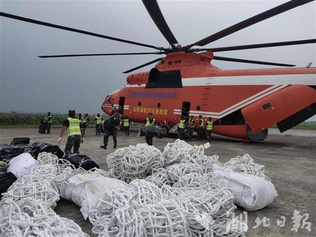 一架米-26直升机飞抵阳新 将空投石块封堵富河溃口