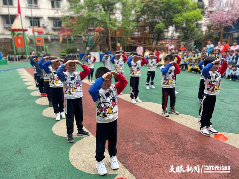 放風箏,立雞蛋,手指舞 貴陽市第三實驗幼兒園開展