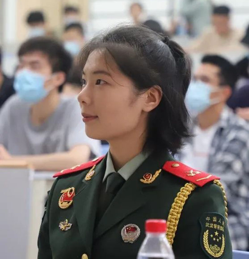 退伍不褪色!退役女兵梁璇:正步走过天安门