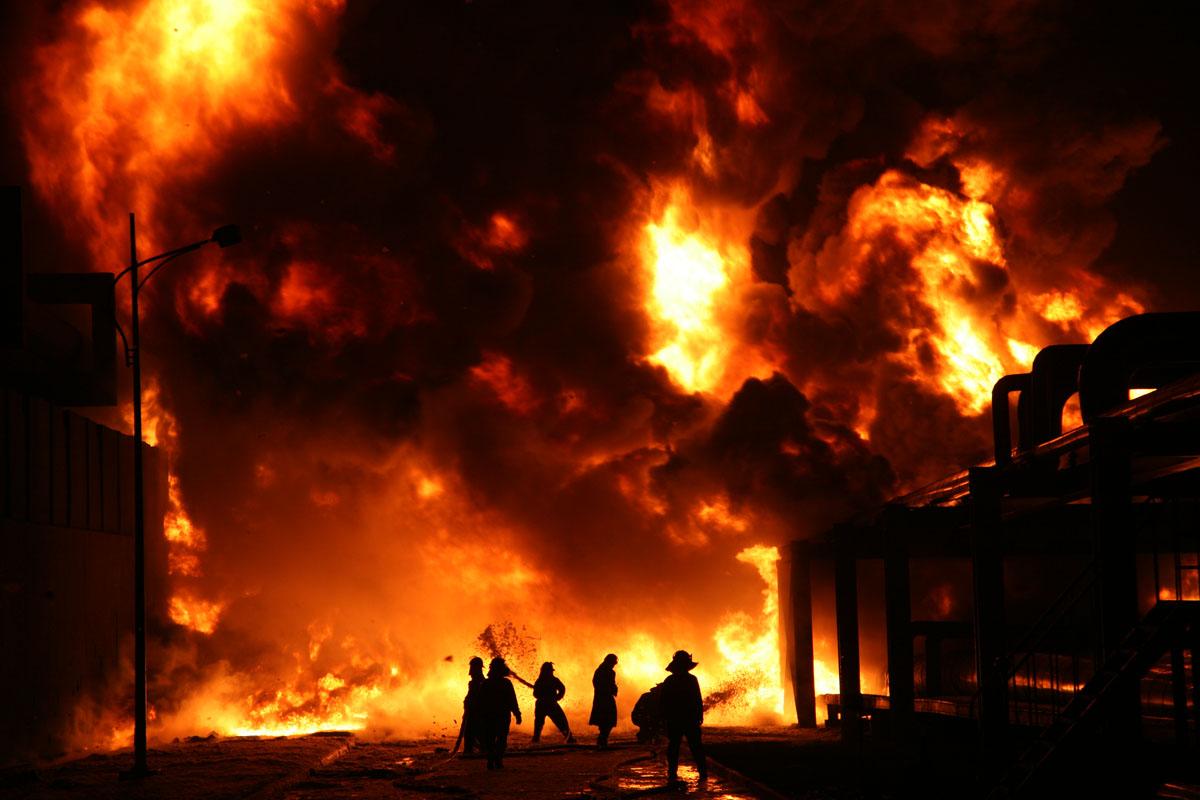 现场火光冲天!叙利亚油库不幸被大火包围,以色列趁机发出警告