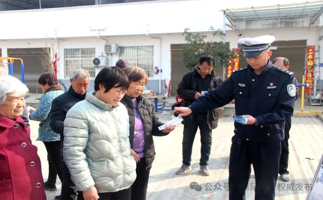 3月11日,内乡交警组织警力深入王店镇堰张,七里坪乡张洼,青山,后坪等