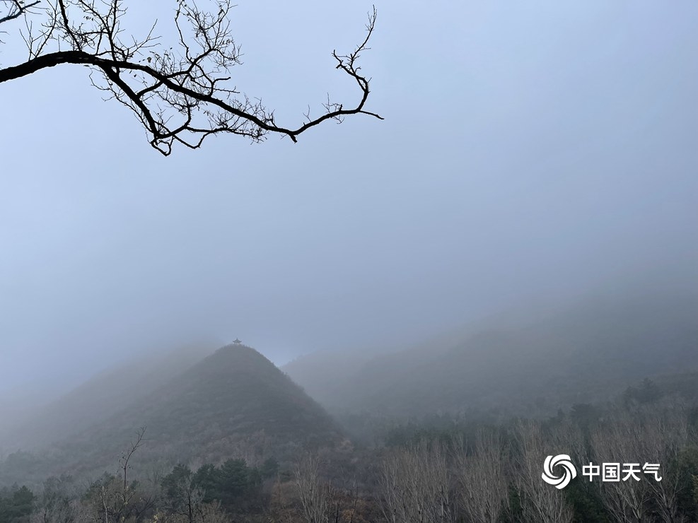 北京山区雾气弥漫 山野公路若隐若现