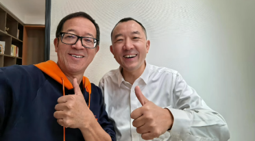 俞敏洪晒合照！陈行甲已到新东方报道：年薪150万元