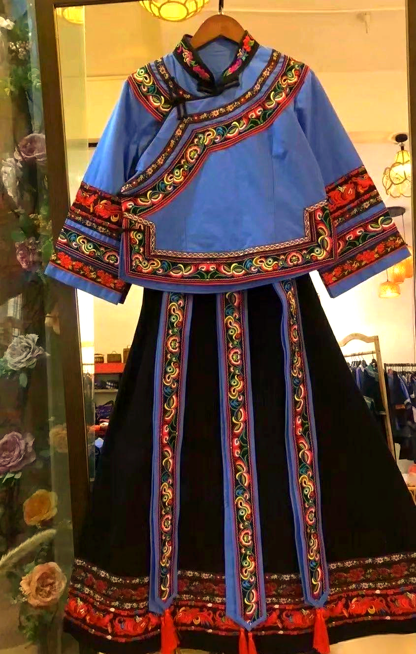 布依族的特色服饰与居住习惯揭秘