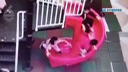 做法恶劣伤势严重!商场滑梯上,大男孩将幼童一把推下