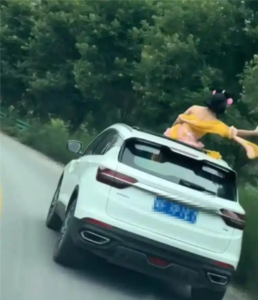 女子乘车探出天窗拍古风视频 配文自称妲己引争议 当地交警介入处理