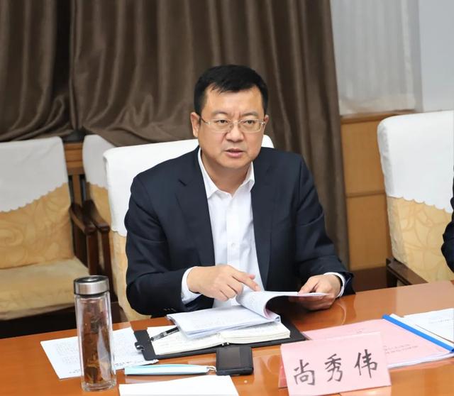 区委书记尚秀伟同志参加指导发改局财政局行政审批局民主生活会