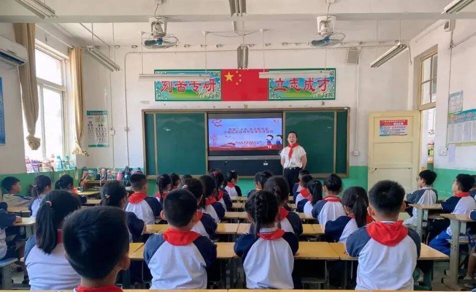 两城镇中心小学组织开展学习省第十二次党代会精神活动