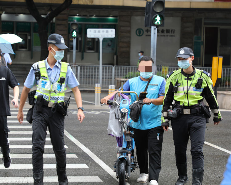 深圳交警開出首張罰單.