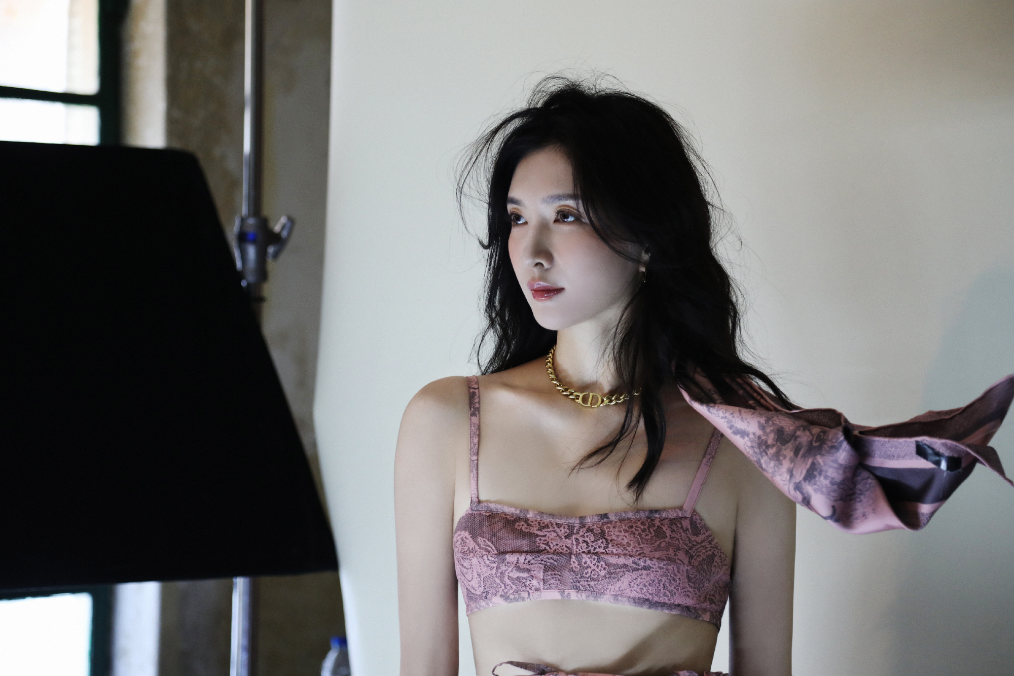 江疏影红秀封面大片中粉色连帽披肩和地毯融为一体,美好定格