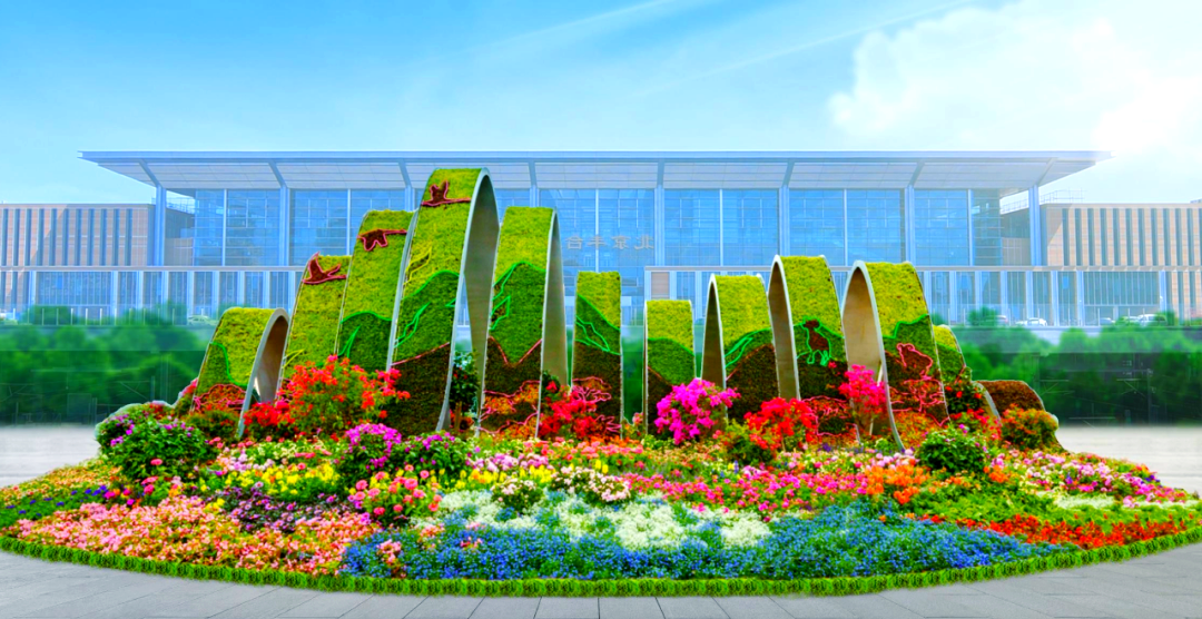 国庆假期,北京火车站区设置众多迎宾主题花坛