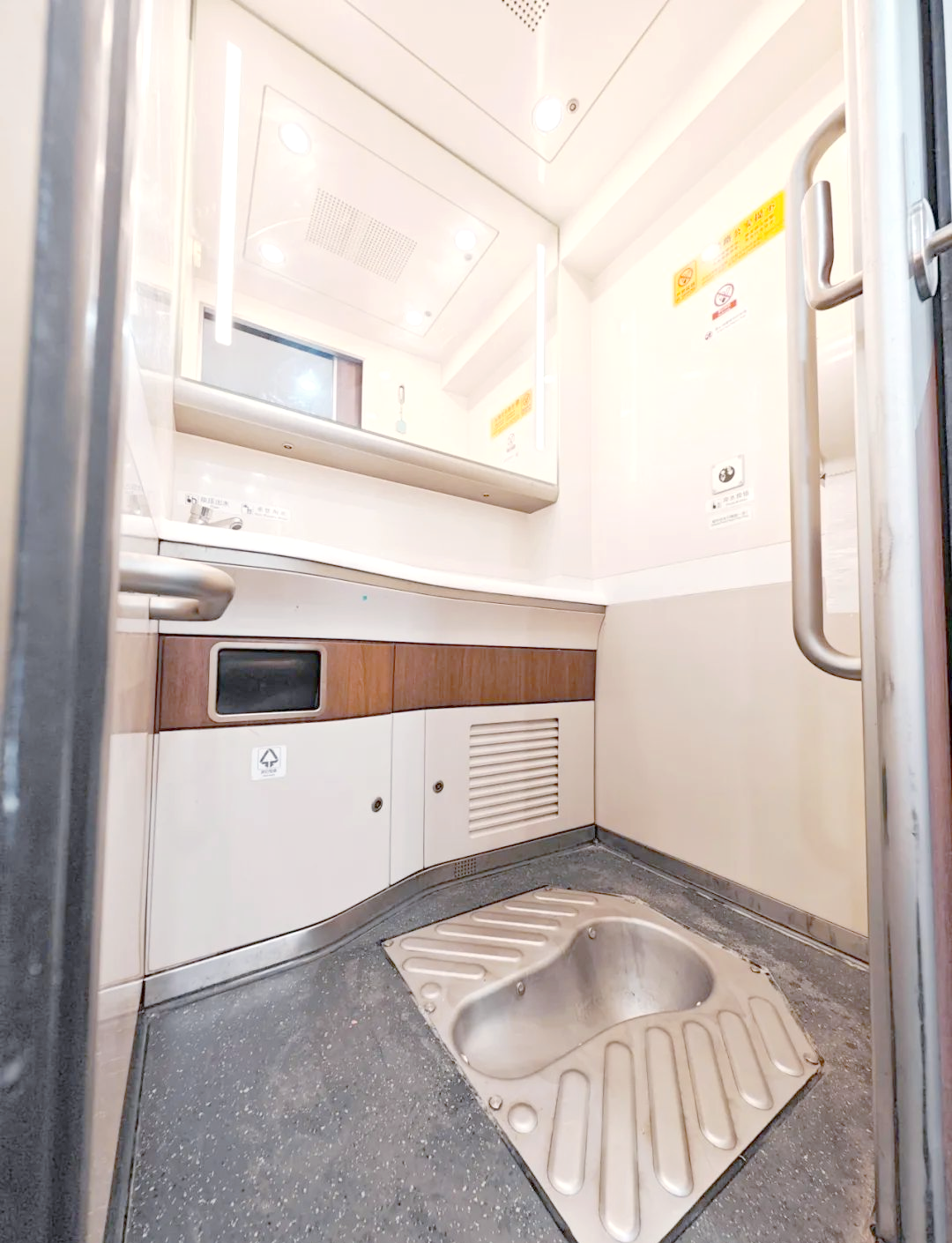 动车组卫生间使用全攻略:种类,标识与清洁