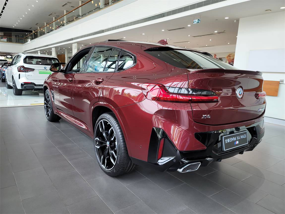 馥郁红车漆!3.0t大排量 21英寸双色轮圈!2022款宝马x4 m40i实拍