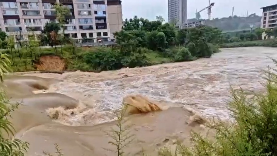 重庆19个区县暴雨 35条中小河流出现1至6米涨水过程