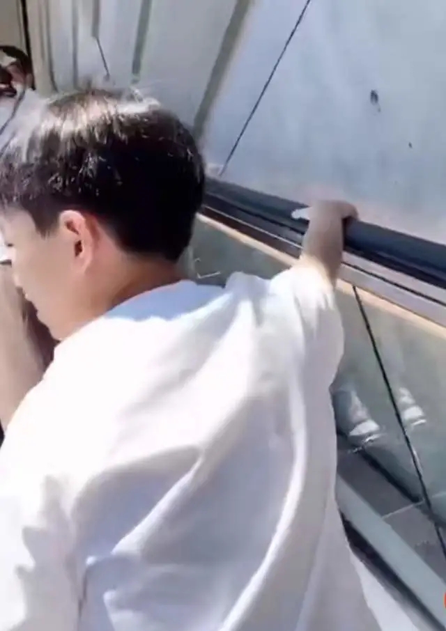 如愿以偿!张兰陪伴孙子孙女游泳享天伦之乐,汪小菲性格很儒雅