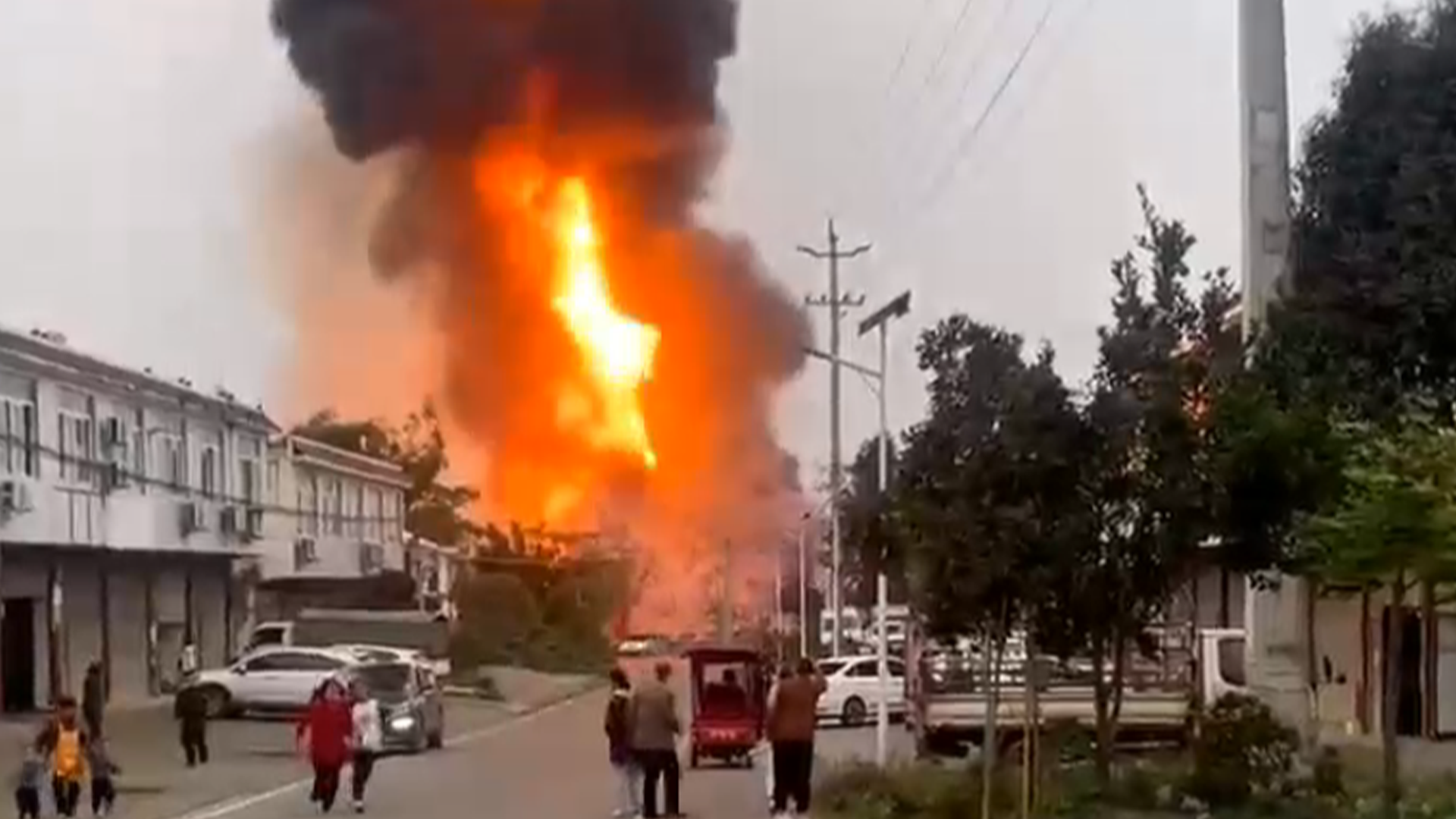 四川雅安发生油罐车爆炸燃烧事故,当地展开紧急救援行动