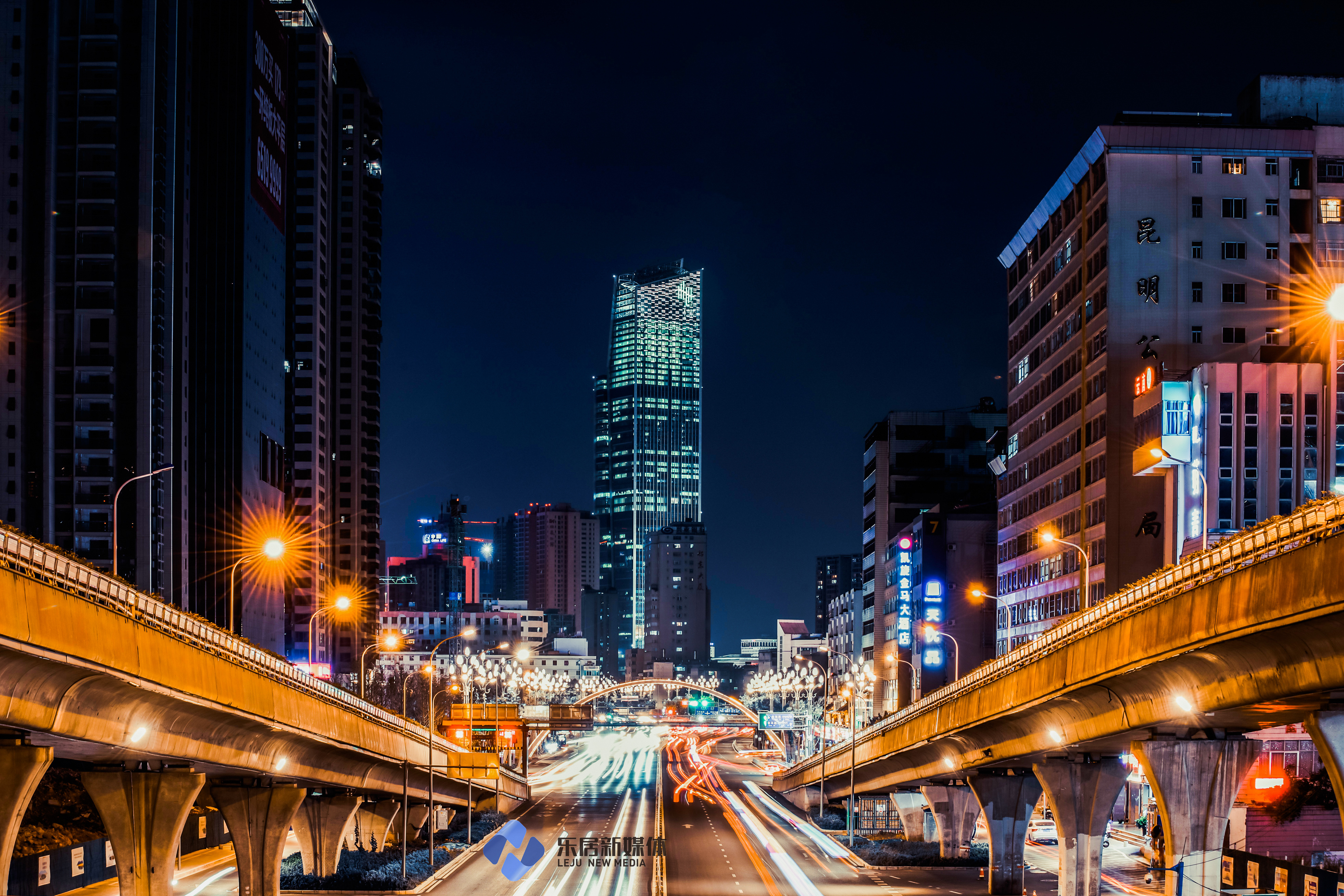 昆明街道夜景图片