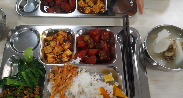 这所大学食堂火了!吃顿饭感到背后发凉,"阴间布置"见过没?