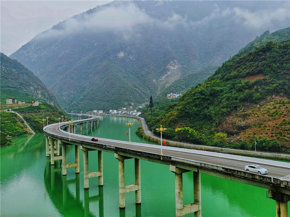 荆襄古道旅游公路图片