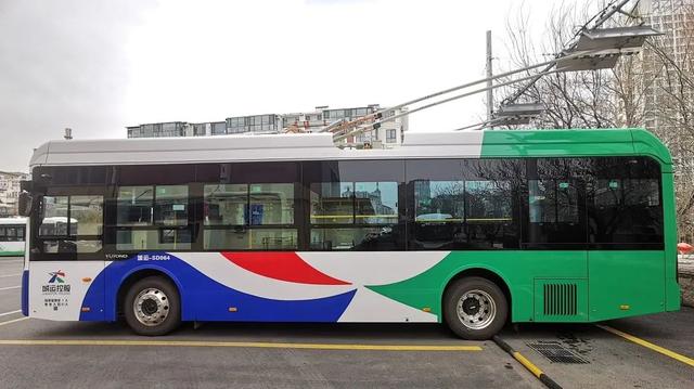 每座城市都有一趟2路汽车,青岛的已经跑了60多年