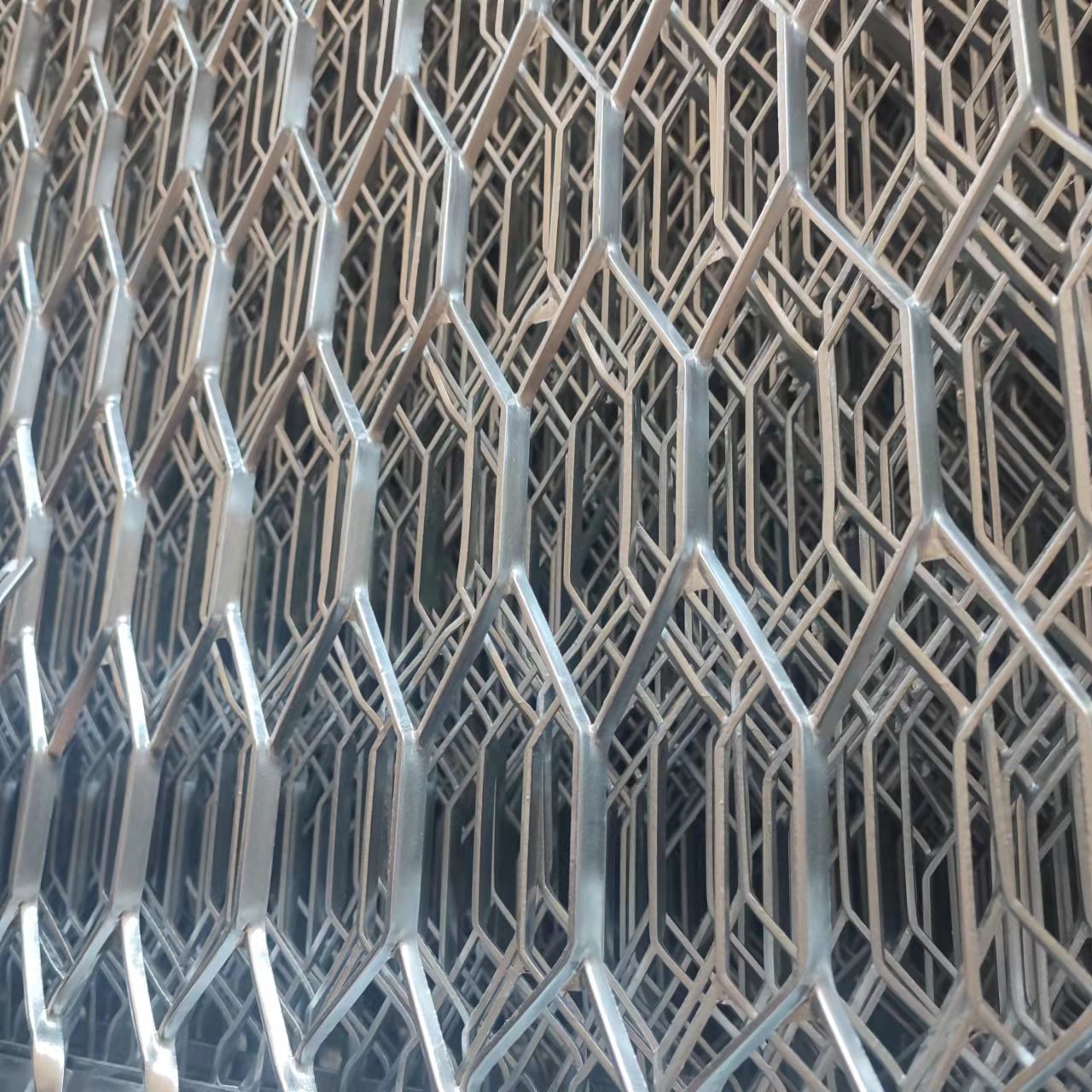 热镀锌钢板网防护栏介绍