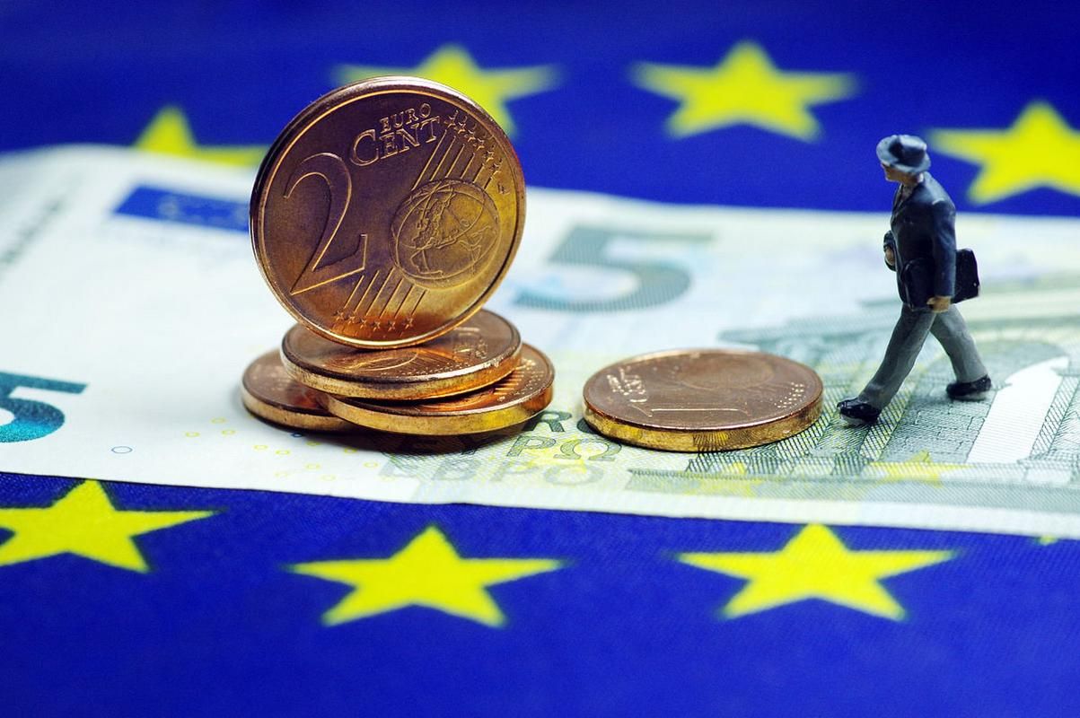 欧洲央行加息引发市场震荡,美欧货币政策分歧加剧