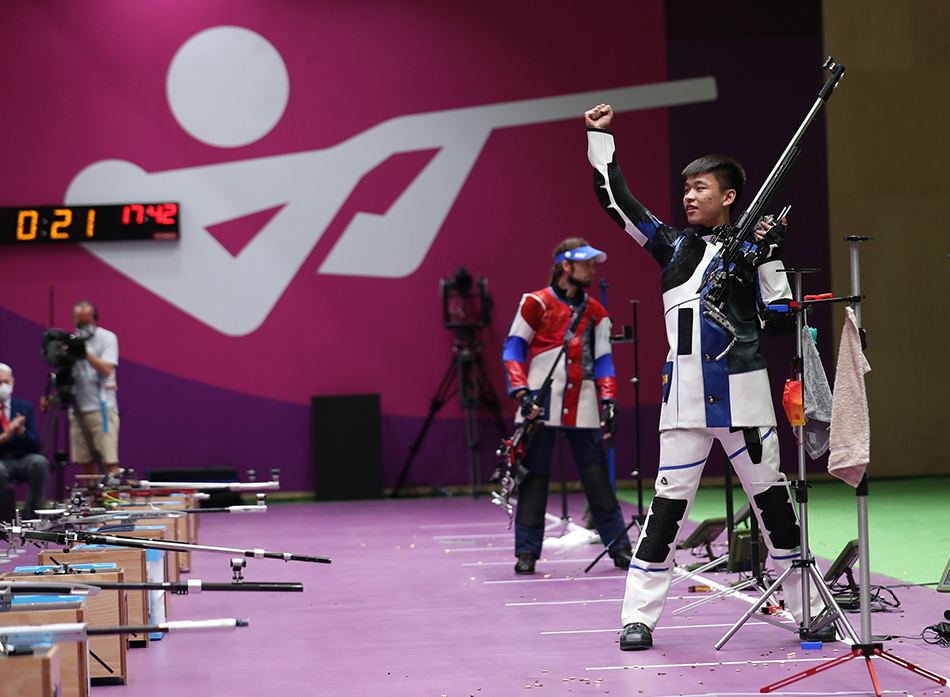 完美收官!"00后"张常鸿50米步枪三姿创世界纪录夺冠