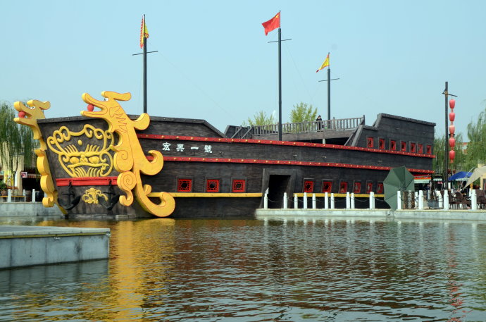 宏兴码头旅游度假景区,简称"宏兴码头",位于渭河咸阳和兴平交界处的段