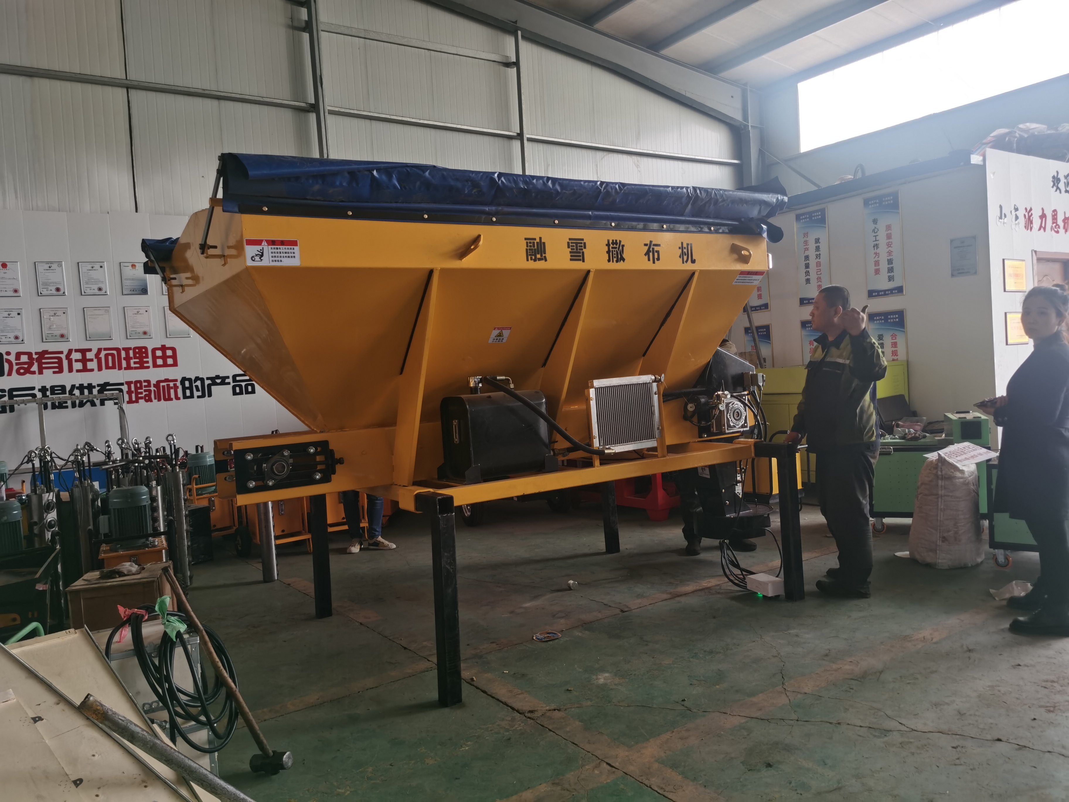 除雪环卫融雪撒盐机融雪剂撒布机3立方融雪撒布机大型融雪剂撒布