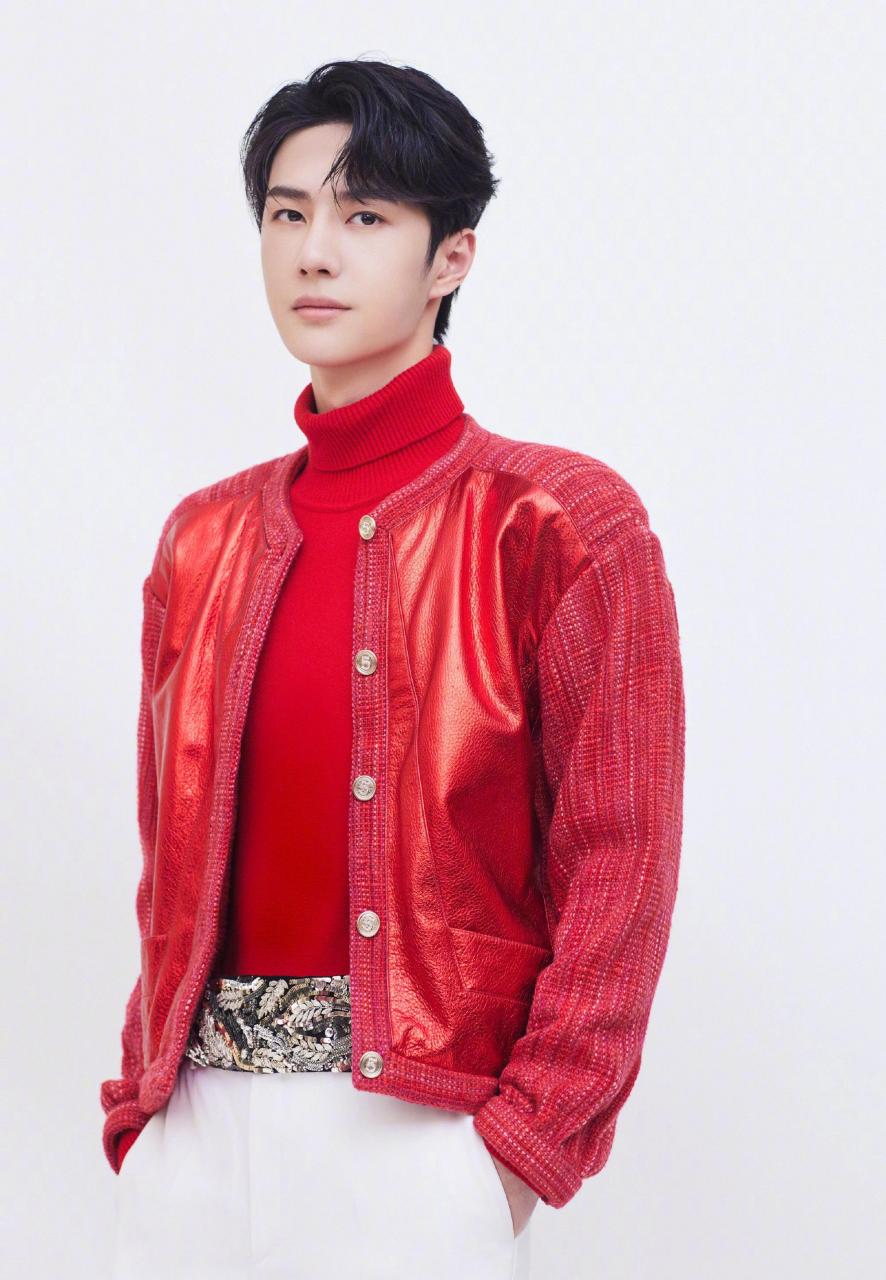 王一博的造型,来自chanel2021春夏系列,红色垮肩外套内搭同色毛衣