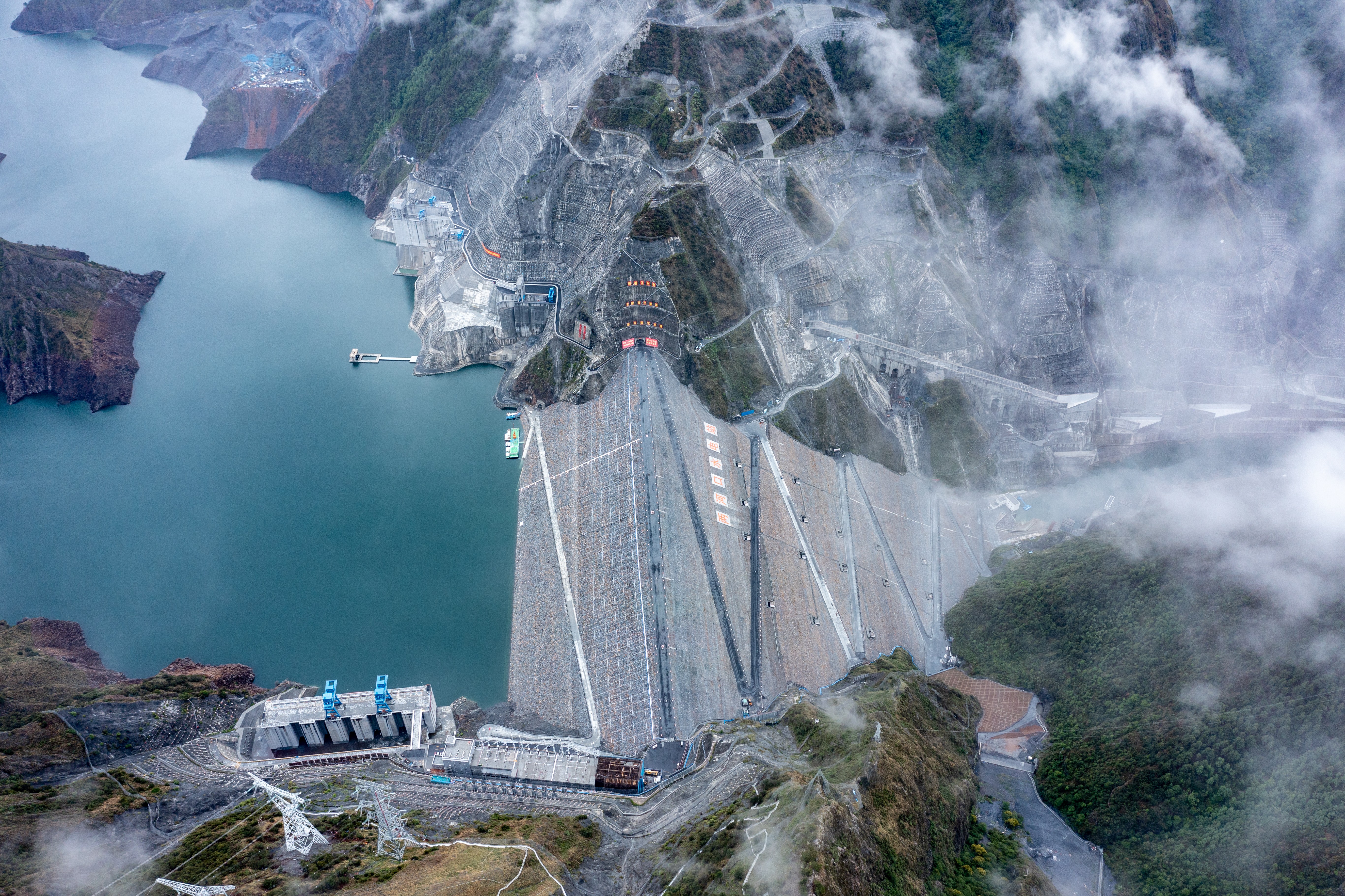 全球最大水光互补电站雅砻江柯拉光伏电站投产发电