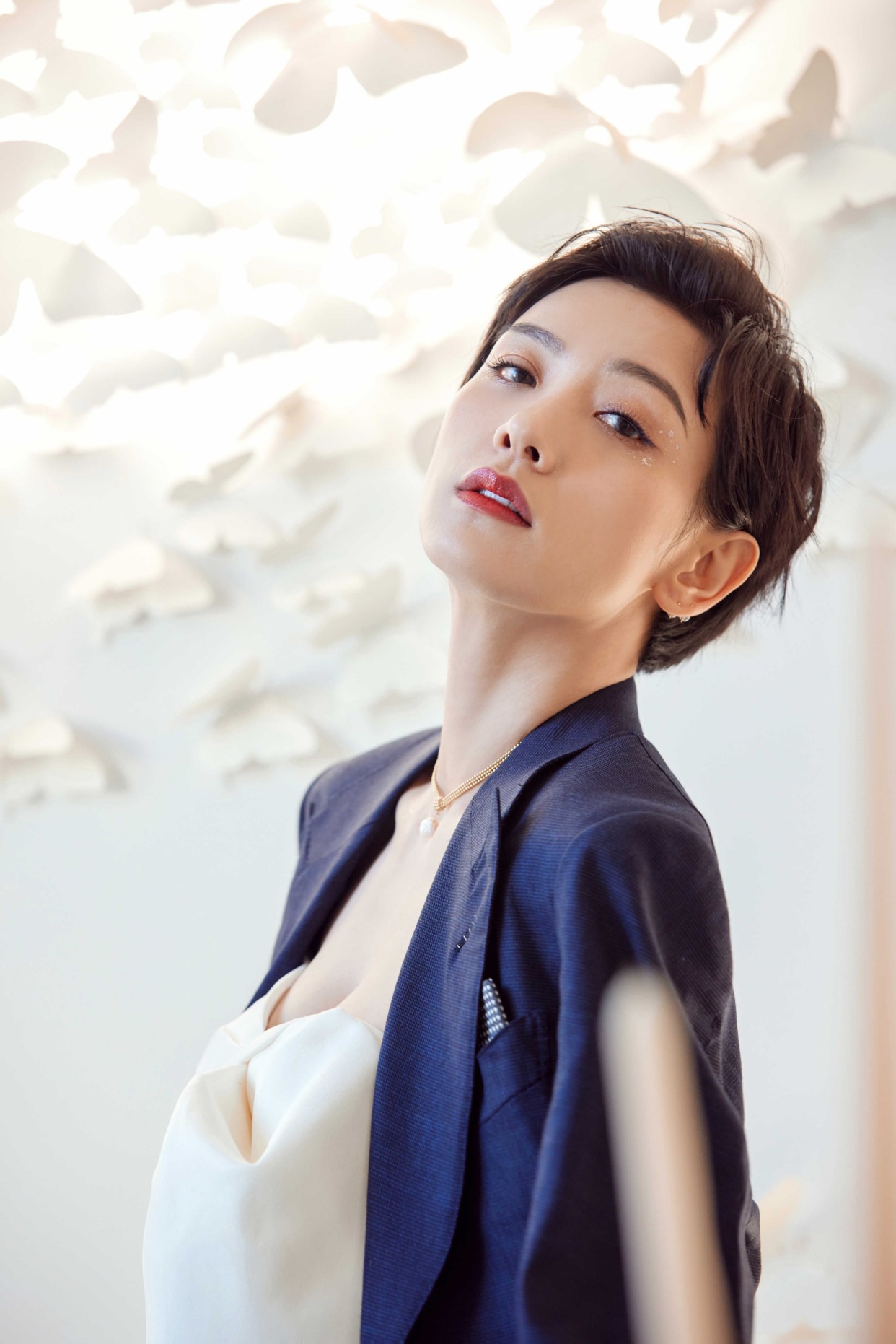 演员李晓峰最新法式轻婚纱质感大片来袭 白纱盈盈身姿曼妙