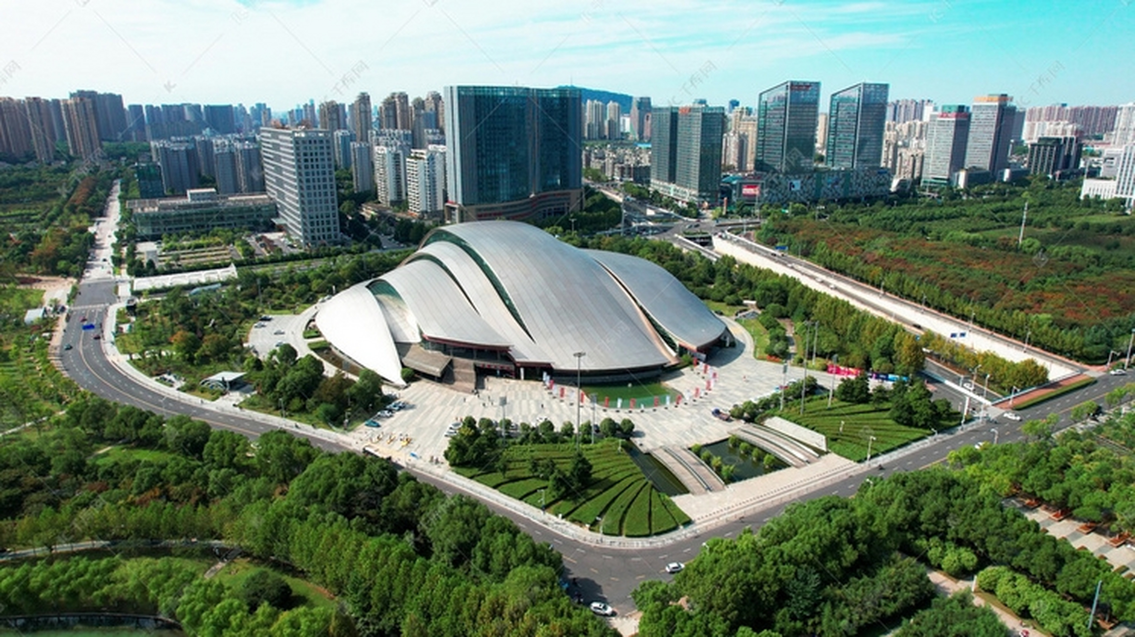 合肥作为安徽省的省会城市,拥有丰富的历史文化,美食和夜生活.