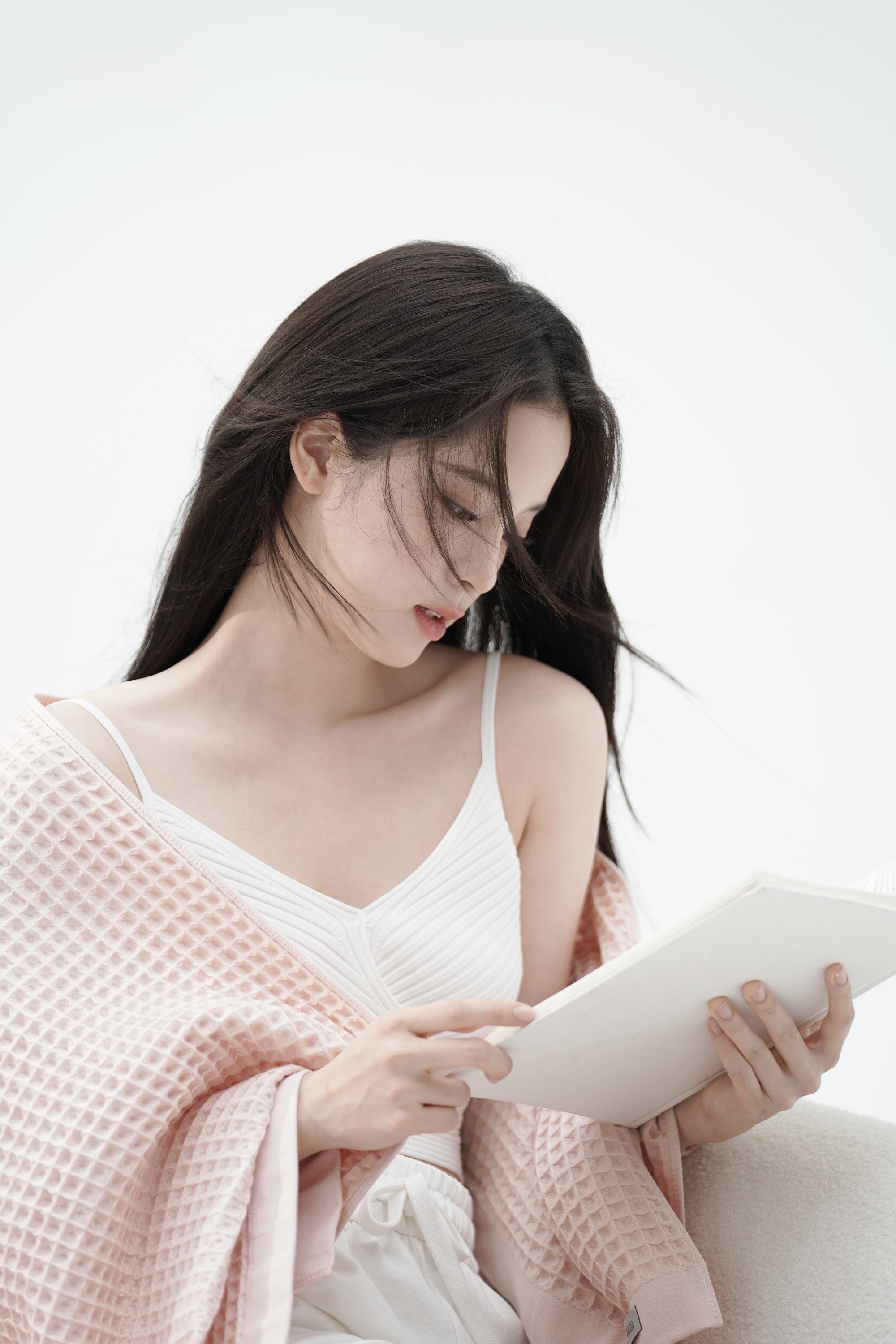 欧阳娜娜白色深v小吊带搭配浴袍 甜美迷人 散发慵懒而随性的美感