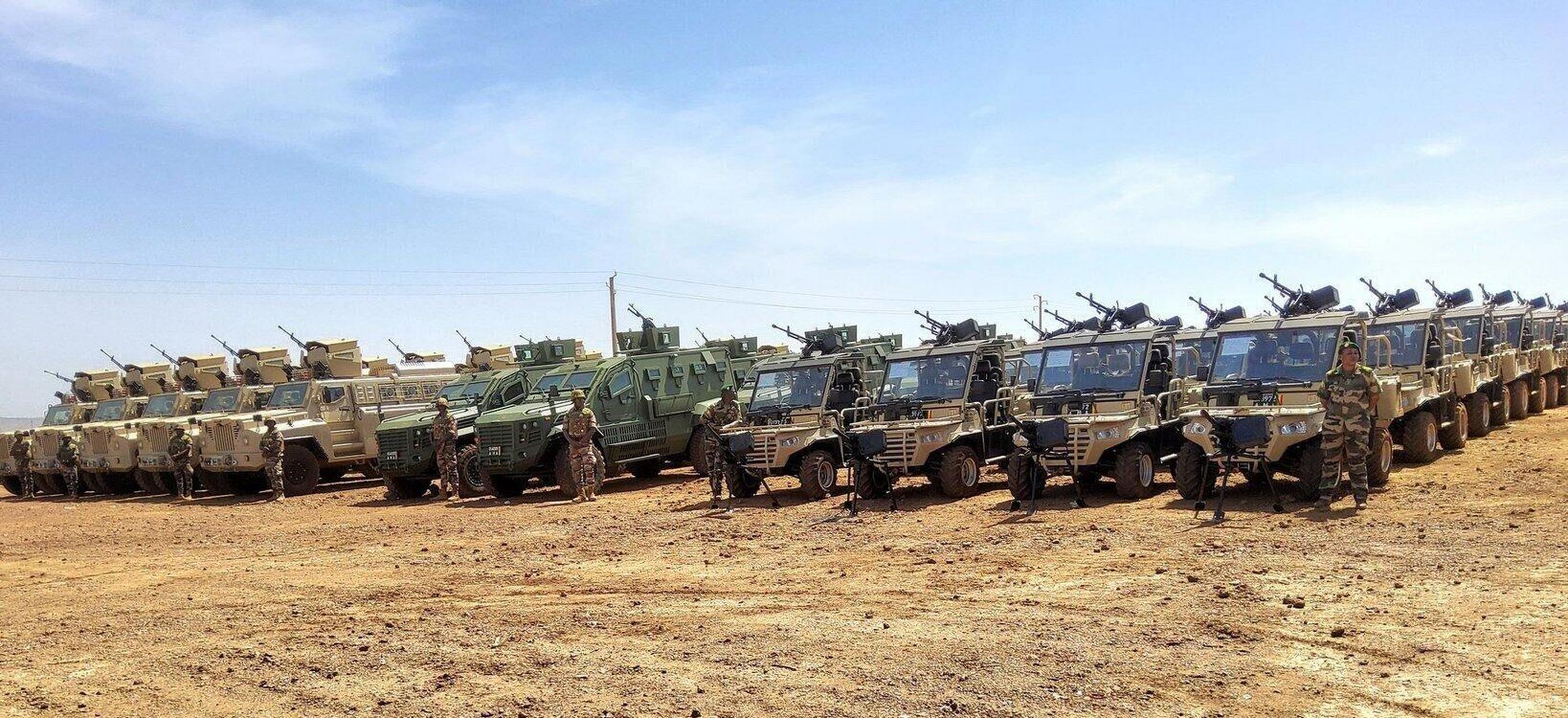 4月27日,马里陆军展示最新的武器和装备.