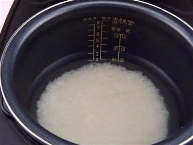 蒸米饭水和米的比例是多少?1个小技巧,让你蒸出香喷喷的米饭