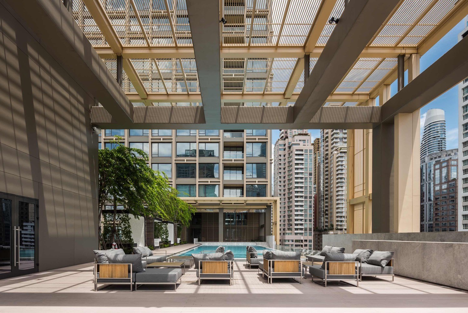 曼谷l型豪华公寓,巨大天桥连接的超高方块建筑