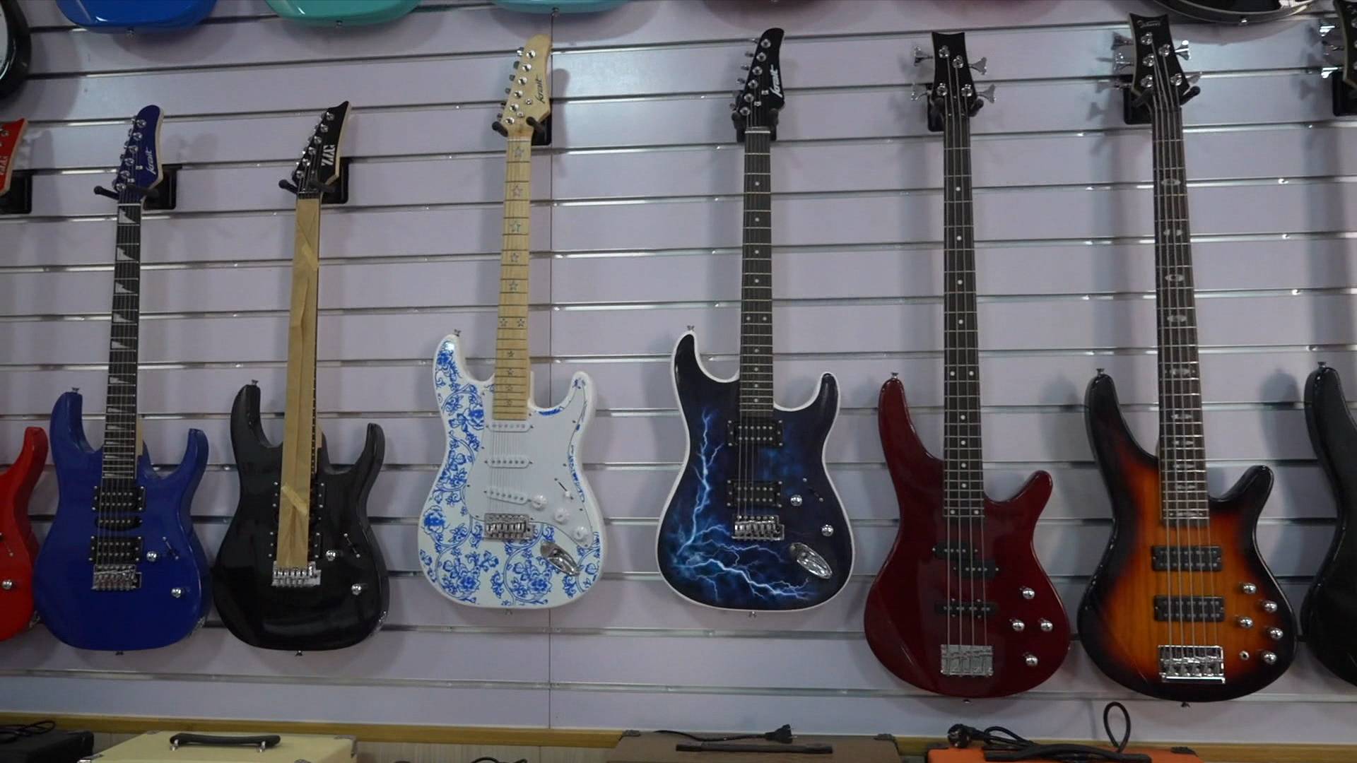 来山东小镇鄌郚 了解制作一把电吉他需要几道工序