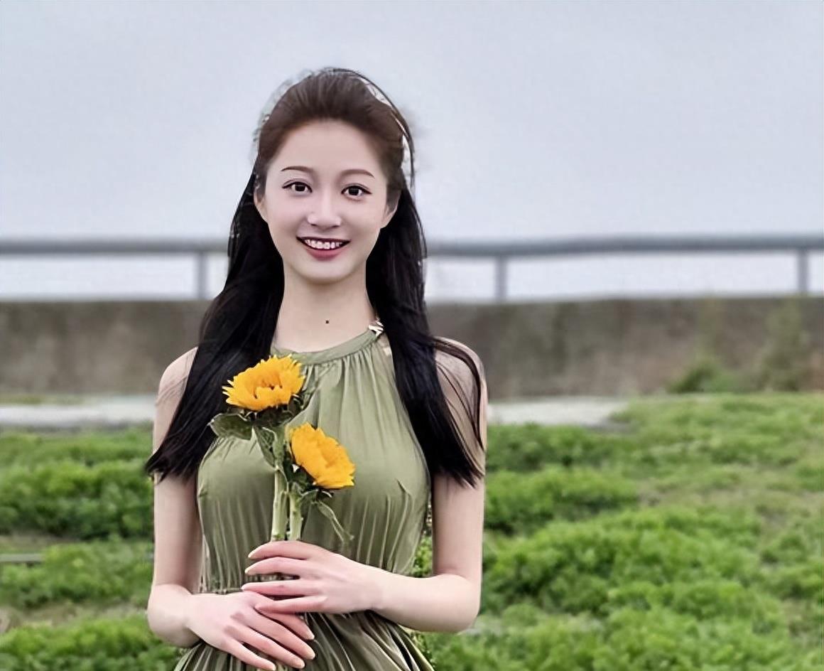 冯琳:一出道即高峰,中秋晚会她一身旗袍,再次惊艳众人