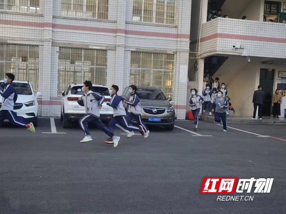 保靖消防走进雅丽中学开展校园地震暨消防安全宣传培训