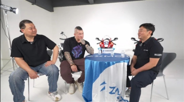 被馆长追问野心！张雪：争取这周末昙花七现 钱够的话拿遍世界上所有冠军