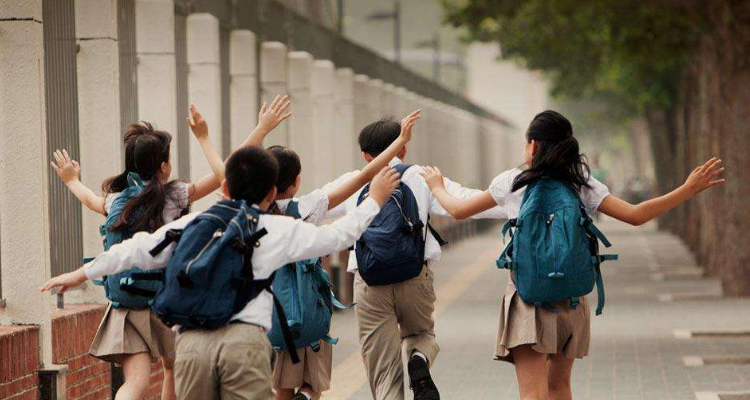 描写上学的路上的场景