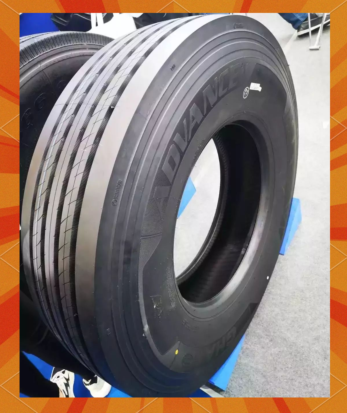 在广饶轮胎展上,众多国产卡客车胎争奇斗艳,其中,贵州轮胎的"gha绿色