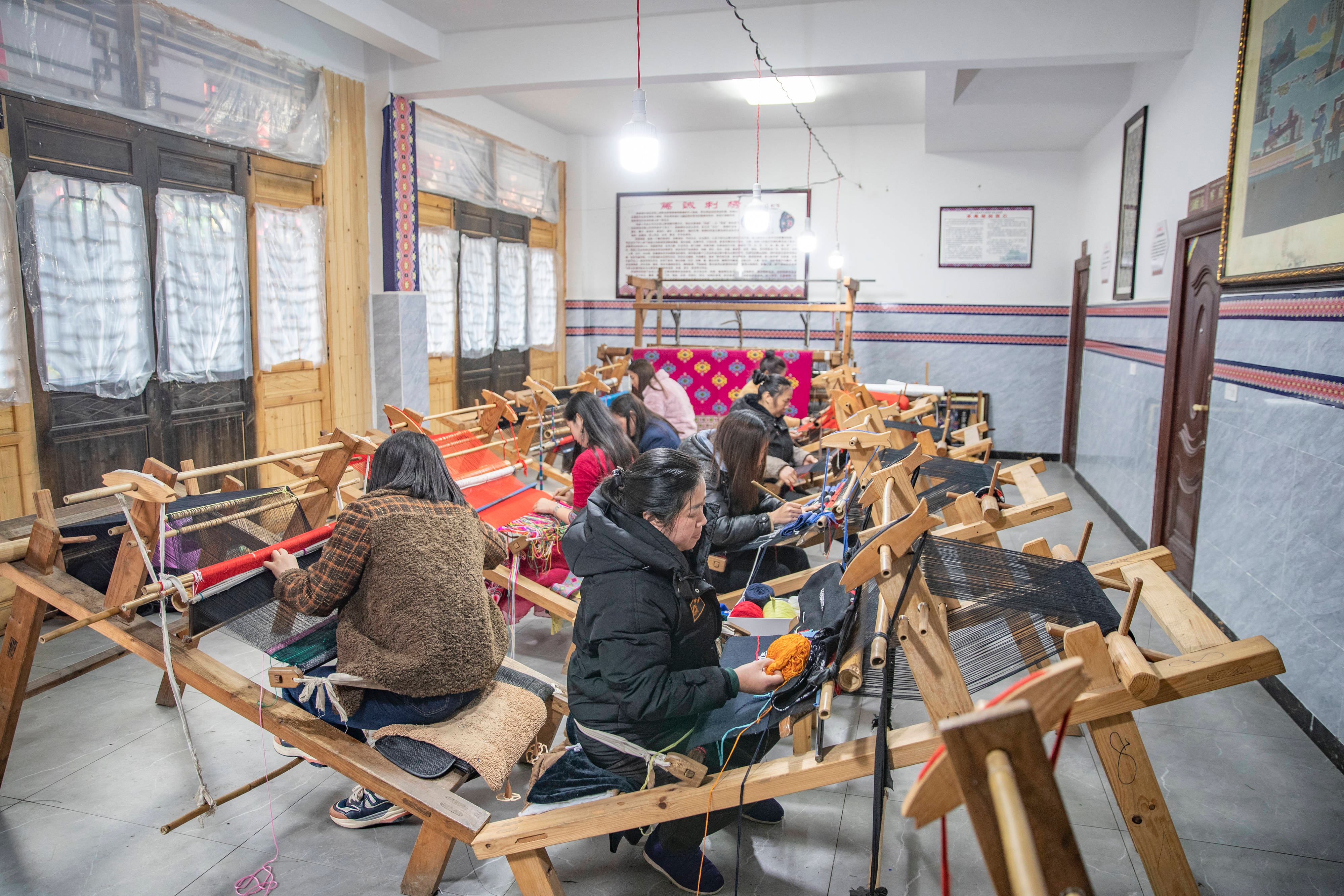 重庆黔江:西兰卡普非遗工坊助力乡村振兴