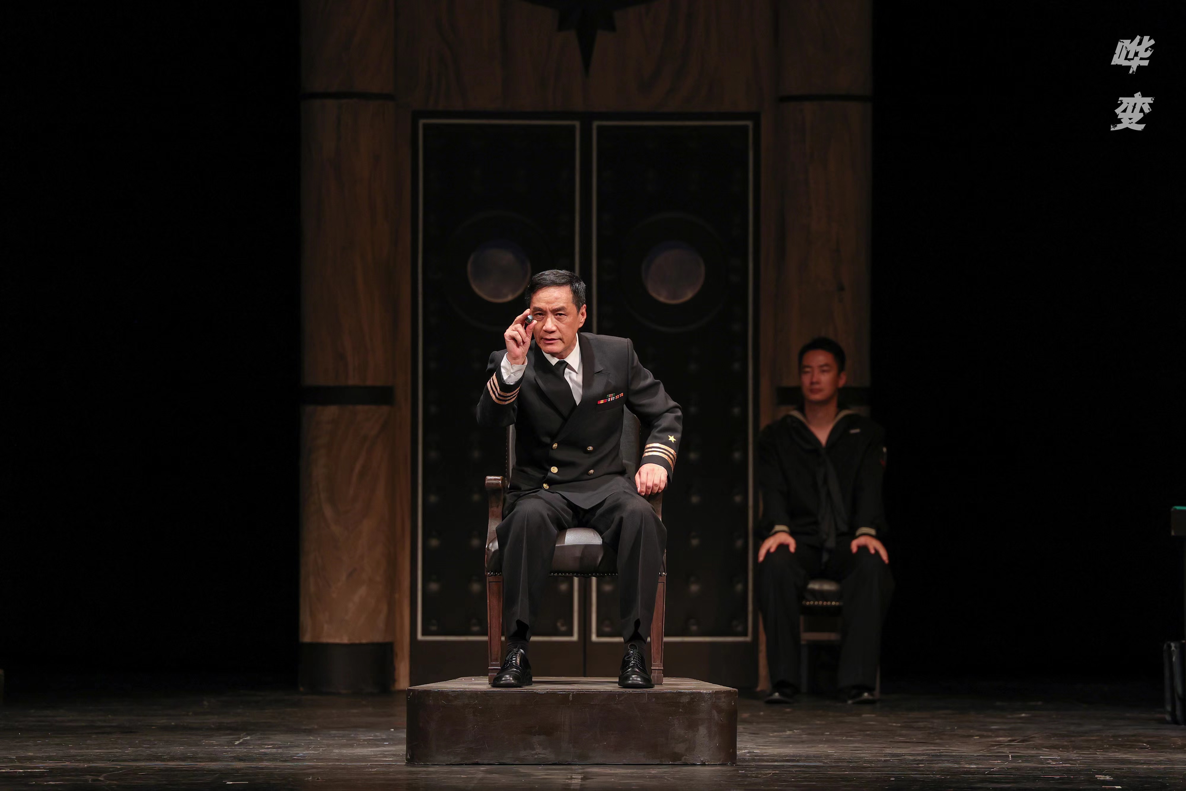 这部"烧脑"作品教科书般诠释了"话剧姓话"!《哗变》再登北京人艺舞台