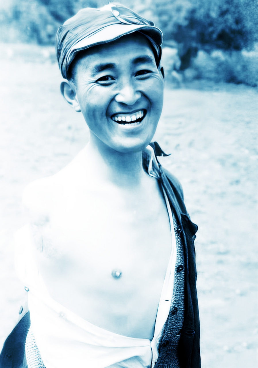 1938年,27岁的左奇在与日军作战时右臂中弹.